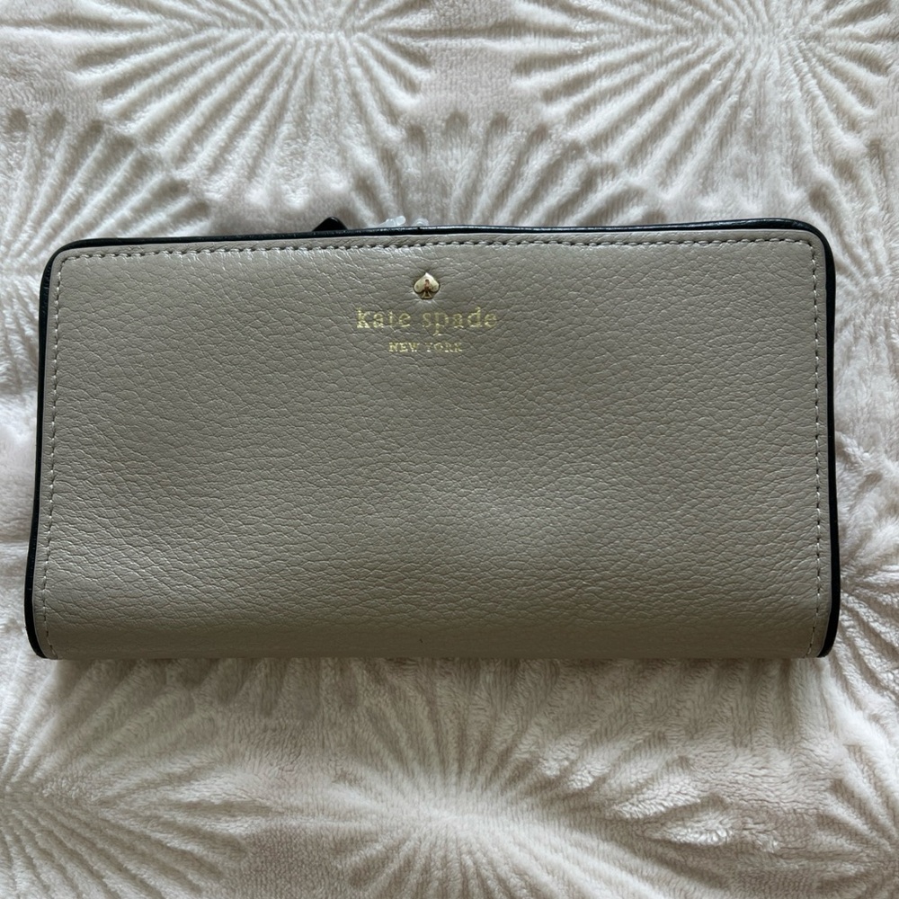 kate spade Pebbled  bifold Wallet in Light Gray with Gold Logo